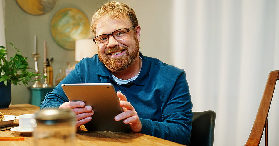 Mann mit Tablet im Home Office