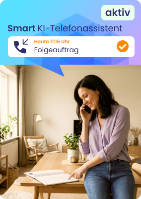 Frau verabredet einen Termin am Telefon, eine Box weist daraufhin, dass das Gespräch mit der KI-Telefonassistenz erfolgt.