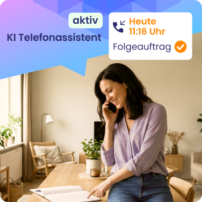 Frau verabredet einen Termin am Telefon, eine Box weist daraufhin, dass das Gespräch mit der KI-Telefonassistenz erfolgt.