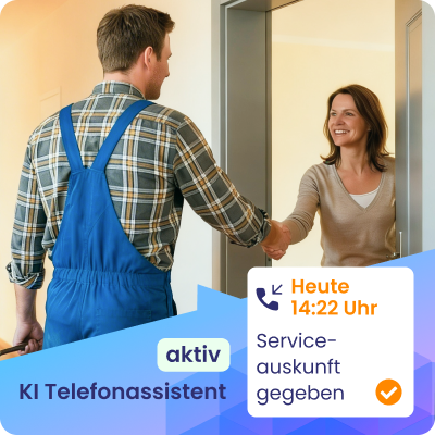 Ein Installateur beim Kundschaftstermin, eine grafische Box zeigt, dass währenddessen der KI-Telefonassistent aktiv ist.