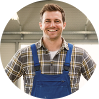 Bastian Meyer, der Klima-Installateur, lächelt in die Kamera