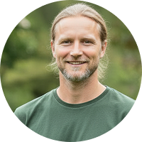 Landschaftsgärtner lächelt in die Kamera