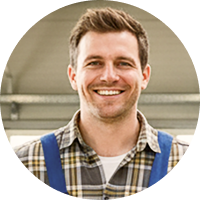 Bastian Meyer, der Klima-Installateur, lächelt in die Kamera