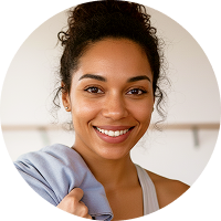 Yoga-Lehrerin lächelt in die Kamera