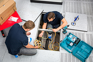 STRATO Rechenzentrum Arbeiten im Doppelboden