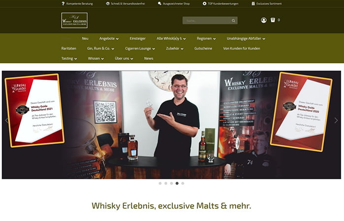Website mit Mann in dunklem Shirt mit Whiskyglas