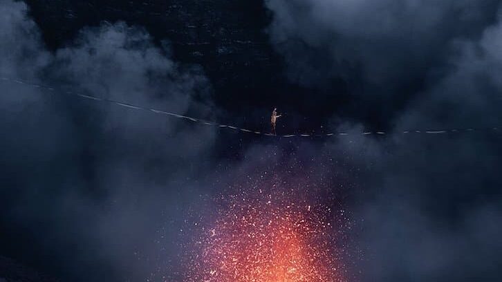 Auf der Slackline über einen ausbrechenden Vulkan