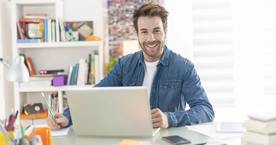 Lächelnder Mann am Notebook
