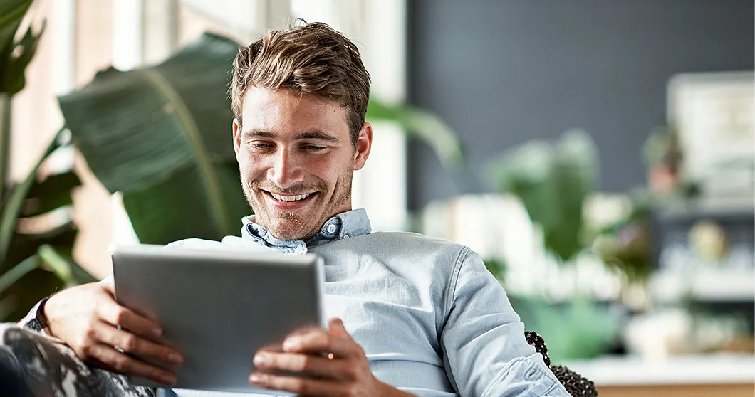 Zufriedener Mann mit Tablet
