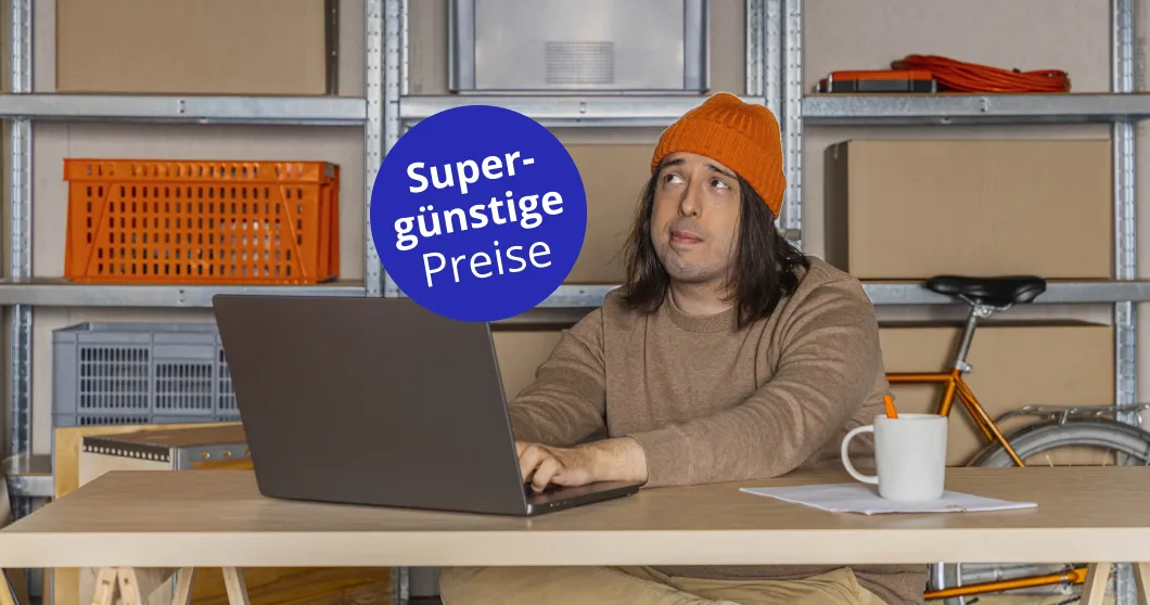 Nachdenklicher Mann am Laptop – Hinweis auf supergünstige Preise.
